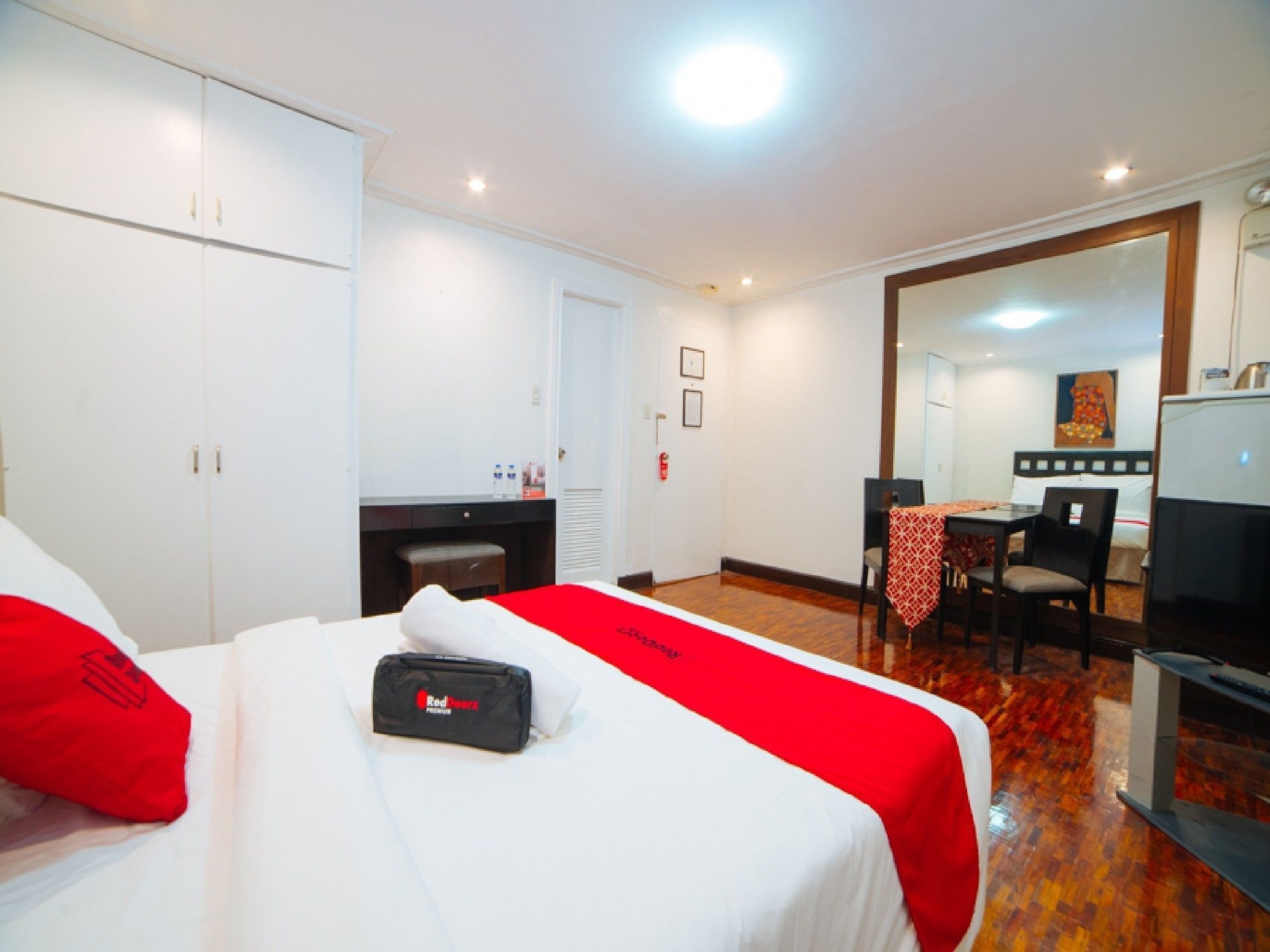 Reddoorz Premium Near Greenbelt Makati - Vaccinated Staff San Pedro Makati Eksteriør billede